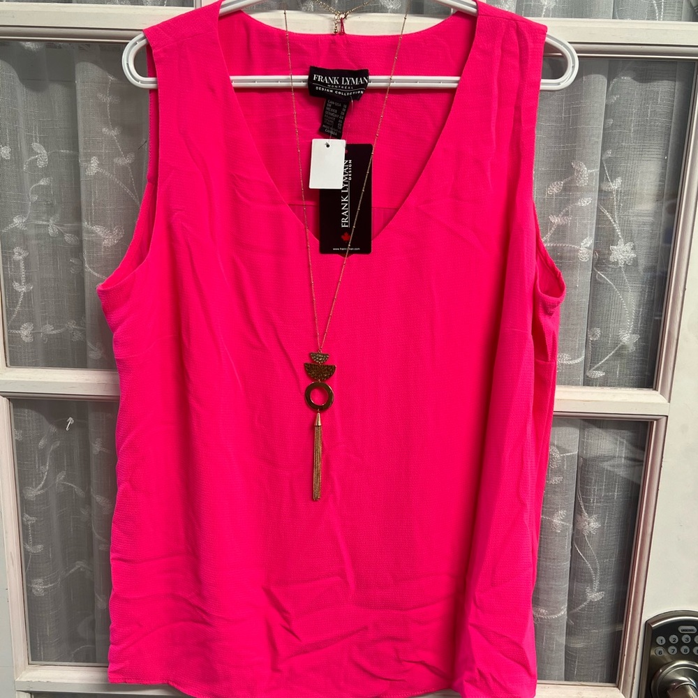 Frank Lyman Bright pink seersucker material top. Brand new with tags & necklace